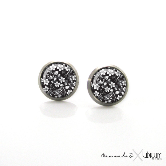 Black and white, Tiny flowers, flowers earrings, black white, black jewelry, white jewelry, bridesmaid, flower girl, elegant flower earrings, cute flower earrings, black white flowers, daisy earrings, daisies, spring earrings, women earrings
